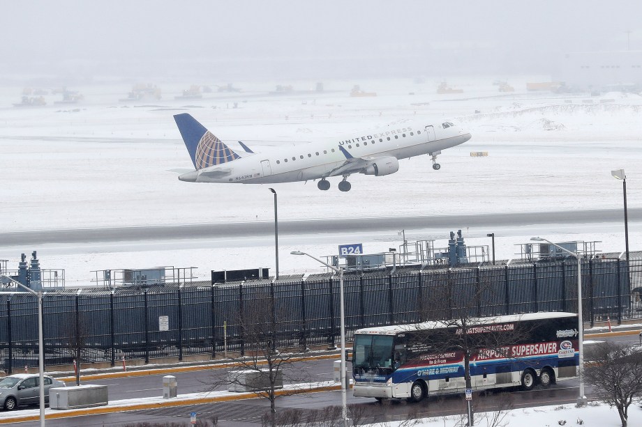 Avião United Express parte durante a tempestade de neve no Aeroporto Internacional O'Hare em Chicago, Illinois. Mais de 400 voos foram cancelados devidos à severa nevasca provocada pela tempestade Stella - 14/03/2017