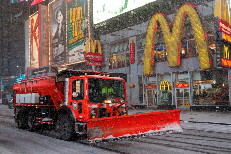 Caminhão retira a neve da via durante forte nevasca que atinge a cidade de Nova York - 14/03/2017