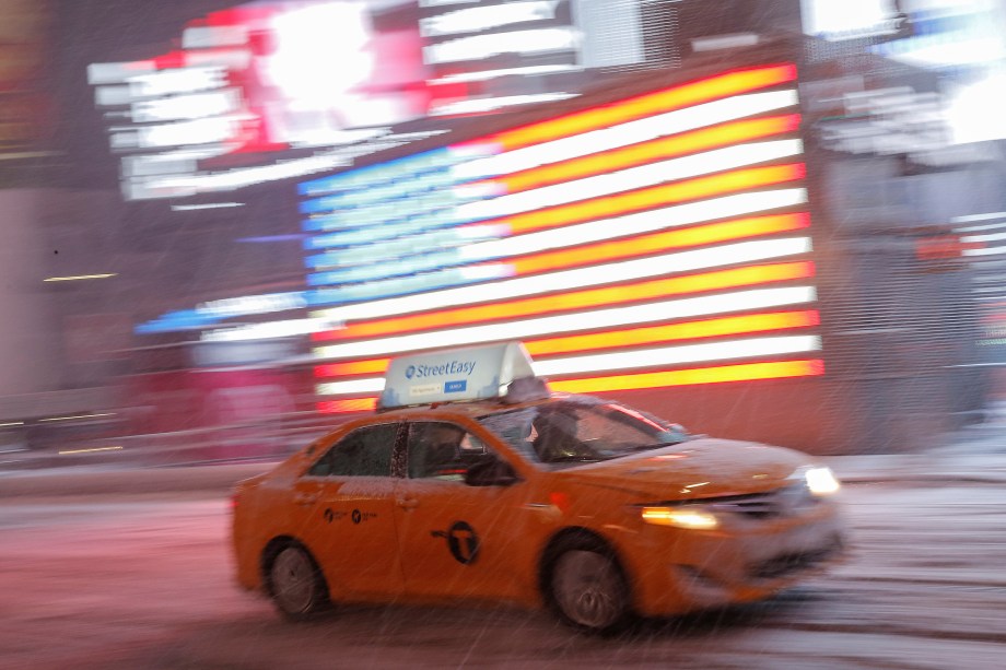 Taxi atravessa a Times Square durante nevasca em Nova York - 14/03/2017