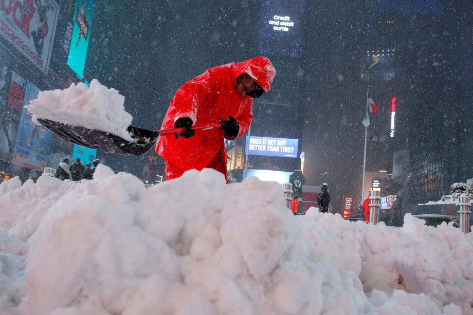 Trabalhador retira a neve da via em Times Square durante forte nevasca em Nova York - 14/03/2017