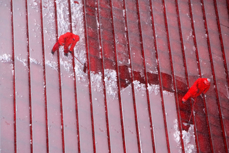 Trabalhadores limpam uma escadaria coberta de neve em Times Square, Nova York - 14/03/2017