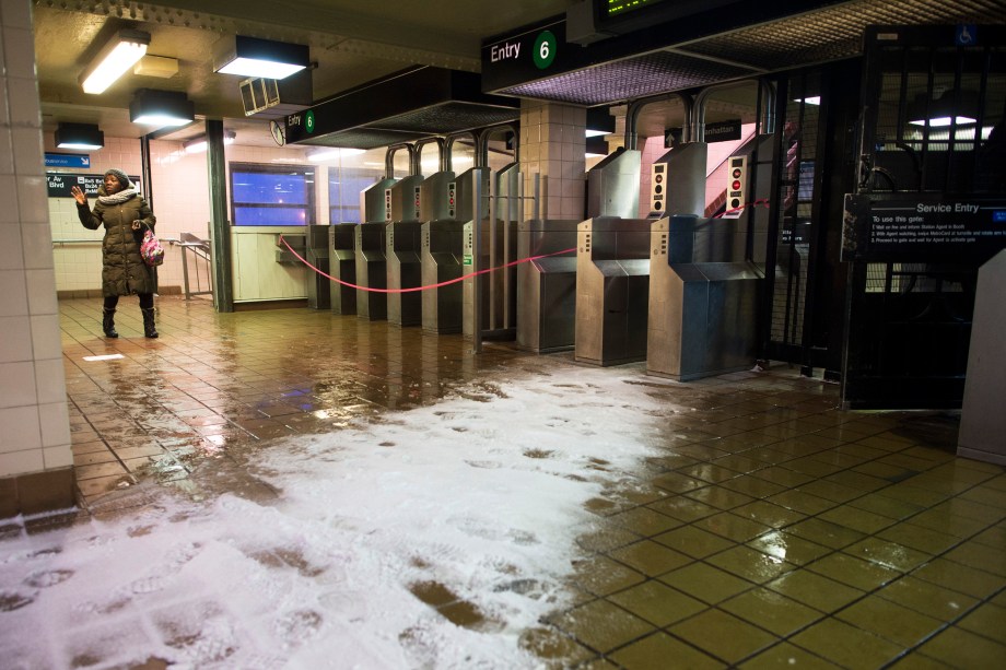 Mulher em estação de metrô fechada no Bronx, na cidade de Nova York - 14/03/2017