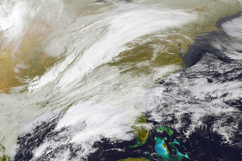 Imagem de satélite divulgada nesta terça-feira (13) pela agência meteorológica dos EUA mostra nuvens de tempestade sobre o nordeste dos EUA