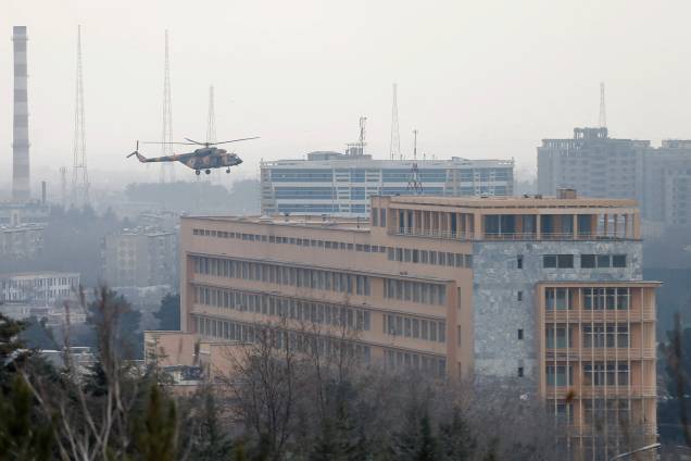 Helicóptero do exército chega para trazer soldados a um hospital militar durante ataque com tiros e explosões em Cabul, no Afeganistão - 08/03/2017 Helicóptero do exército chega para trazer soldados a um hospital militar durante ataque com tiros e explosões em Cabul, no Afeganistão - 08/03/2017