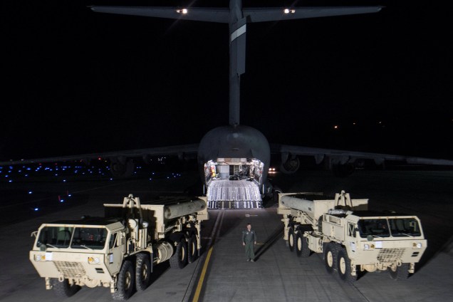 Os interceptores da Defesa Terminal de Alta Altitude (THAAD) chegam à base aérea de Osan em Pyeongtaek, Coreia do Sul, em imagem divulgada pelas forças dos Estados Unidos e Coreia do Sul - 06/03/2017