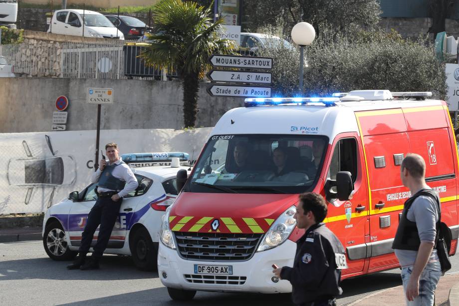 Policiais controlam o tráfego nos arredores do  Liceu Tocqueville, em Grasse, após um tiroteio ocorrido na escola, na França - 16/03/2017