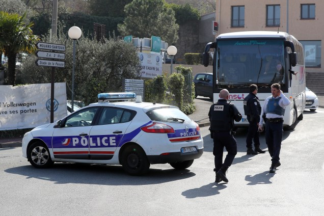 Policiais controlam o tráfego nos arredores do  Liceu Tocqueville, em Grasse, após um tiroteio ocorrido na escola, na França - 16/03/2017