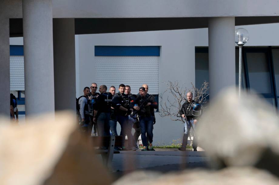 Vista da escola Tocqueville depois de um tiroteio que deixou ao menos oito pessoas, em Grasse, sul da França - 16/03/2017