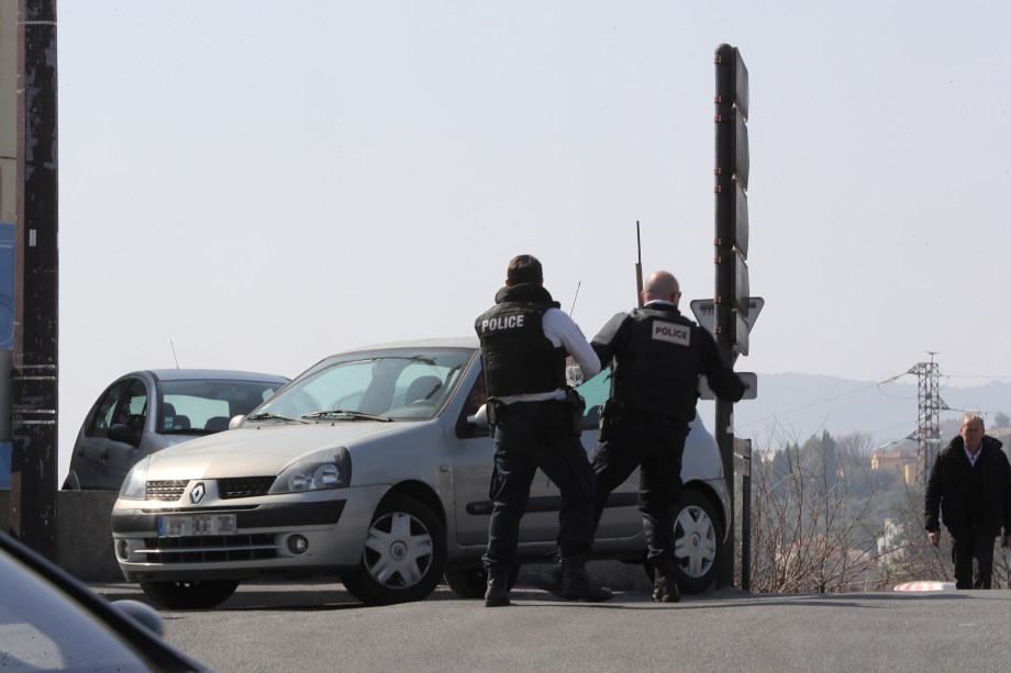 Policiais controlam o tráfego de veículos em uma estrada na cidade de Grasse, sul da França, após um tiroteio no Liceu de Tocqueville - 16/03/2017