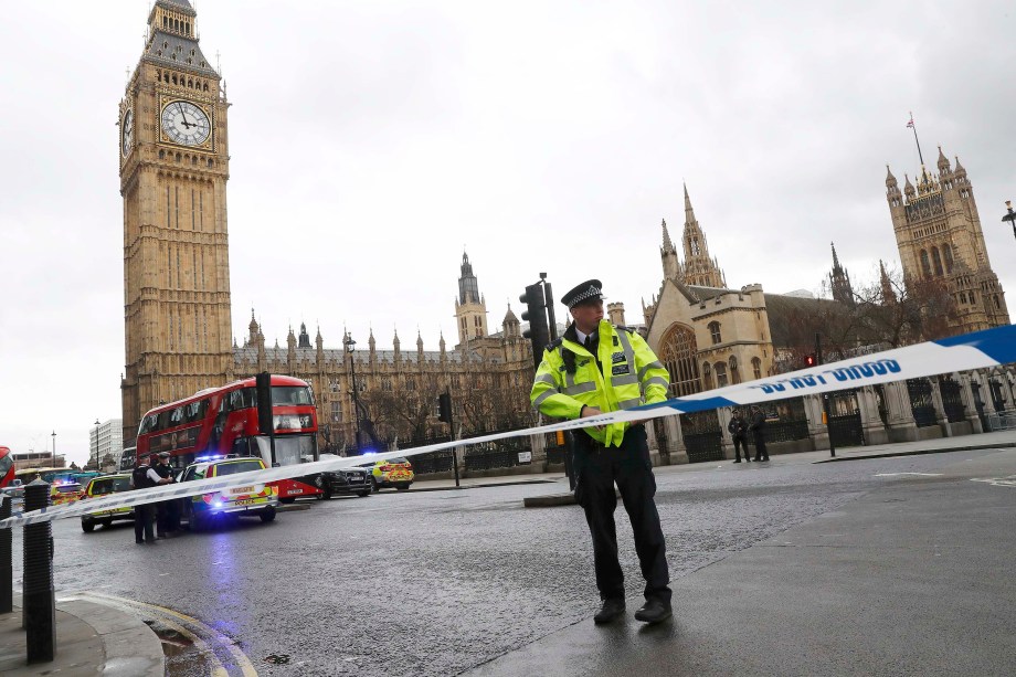 Polícia isola área nos arredores da Praça do Parlamento depois de relatos de tiros no local, em Londres - 22/03/2017