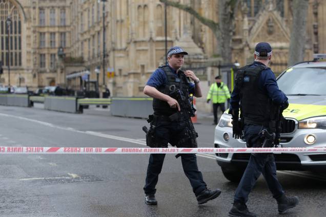 Polícia isola área nos arredores da Praça do Parlamento depois de relatos de tiros no local, em Londres - 22/03/2017