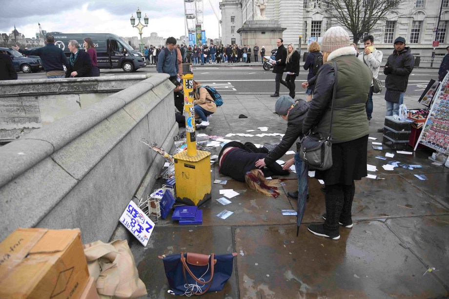 Mulher fica ferida após incidente com tiros na ponte de Westminster em Londres - 22/03/2017