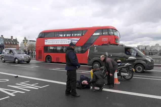 Homem ferido é atendido após incidente na Ponte Westminster em Londres - 22/03/2017