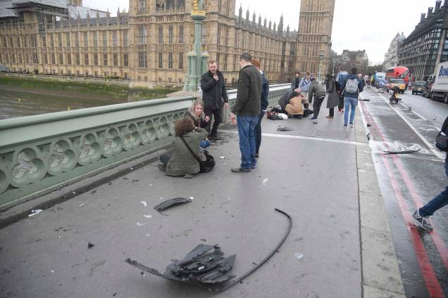 Pessoas feridas são atendidas após um incidente na Ponte Westminster em Londres - 22/03/2017