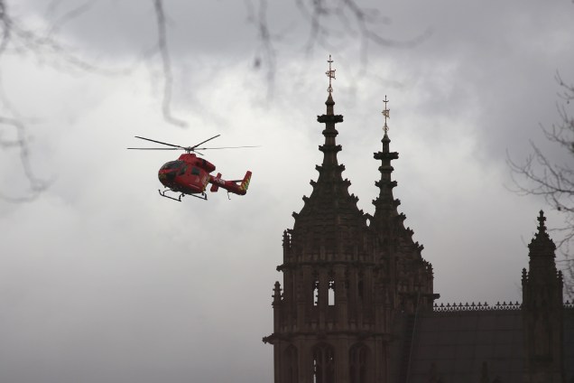 Helicóptero de resgate chega ao Parlamento inglês em Londres, após incidente com tiros no local - 22/03/2017