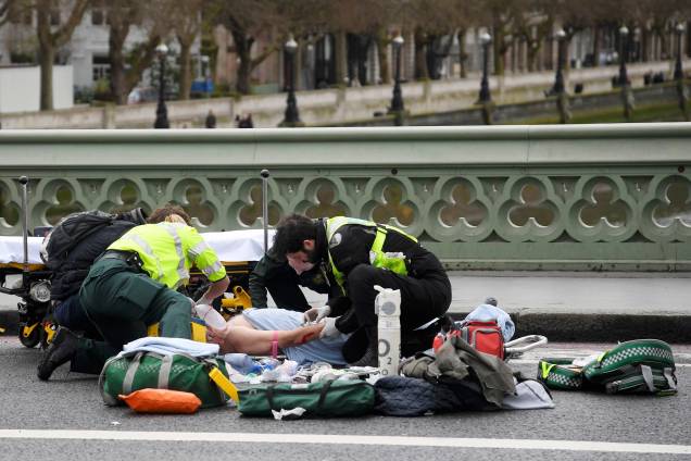 Paramédicos atendem uma pessoa ferida após incidente com tiros na ponte de Westminster em Londres - 22/03/2017