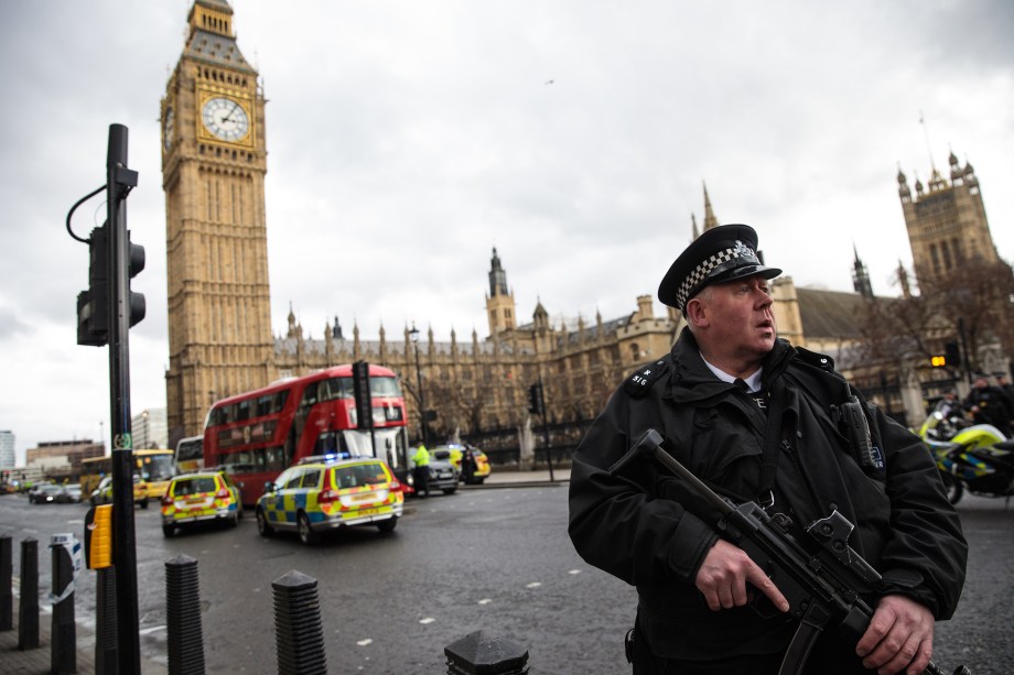 Polícia isola a área após incidente com tiros nos arredores do Parlamento em Londres - 22/03/2017