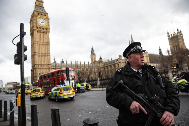 Polícia isola a área após incidente com tiros nos arredores do Parlamento em Londres