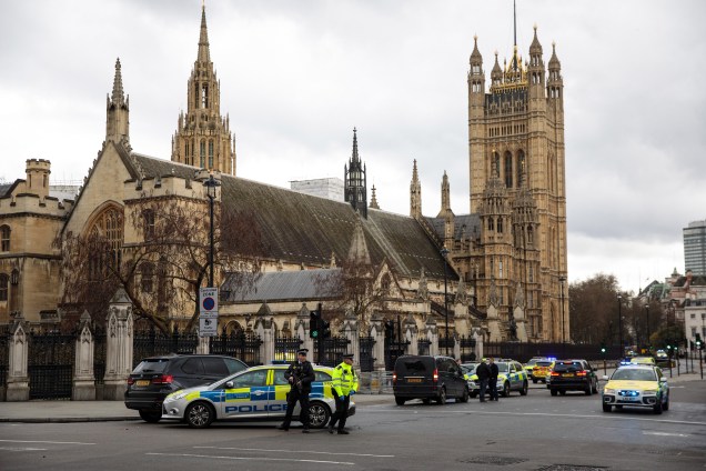 Polícia isola a área após incidente com tiros nos arredores do Parlamento em Londres - 22/03/2017
