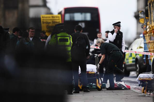 Equipe médica atende feridos após tiroteio perto da ponte de Westminster em Londres, Inglaterra - 22/03/2017