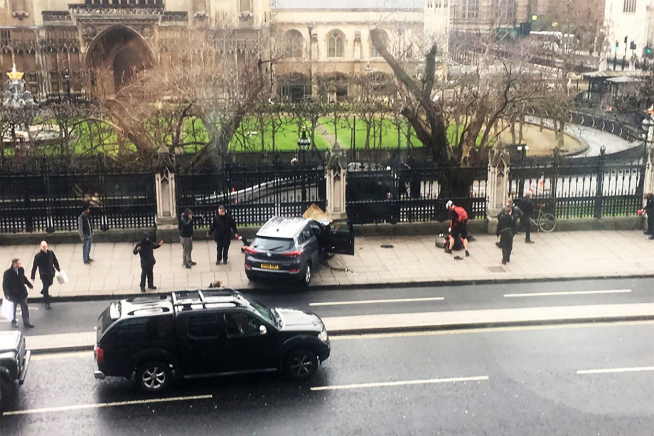 Um carro que passava pela Ponte de Westminster atropelou um grupo de pessoas em Londres- 22/03/2017