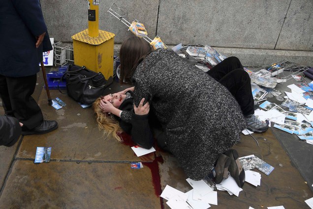 Mulher recebe ajuda após ser atingida por disparos em Londres nesta quarta-feira (22)