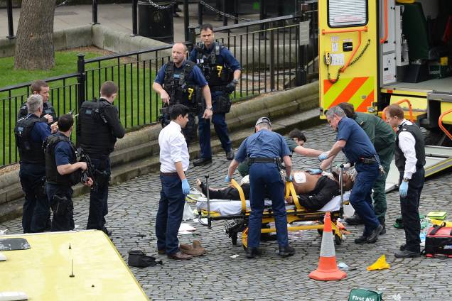 Suspeito é tratado por paramédicos após incidente com tiros na ponte de Westminster em Londres - 22/03/2017