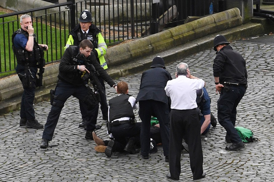 Suspeito é detido após incidente com tiros na ponte de Westminster em Londres - 22/03/2017