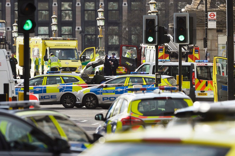 Polícia isola a área após incidente com tiros nos arredores do Parlamento em Londres - 22/03/2017