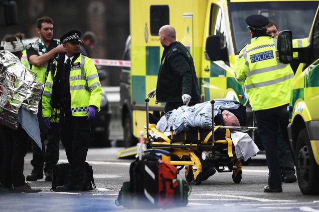 Paramédicos atendem pessoa ferida após incidente com tiros na ponte de Westminster em Londres. Ao menos quatro pessoas morreram e 20 ficaram feridas - 22/03/2017 Paramédicos atendem pessoa ferida após incidente com tiros na ponte de Westminster em Londres. Ao menos quatro pessoas morreram e 20 ficaram feridas - 22/03/2017