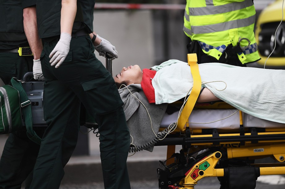 Paramédicos atendem uma pessoa ferida após incidente com tiros na ponte de Westminster em Londres - 22/03/2017