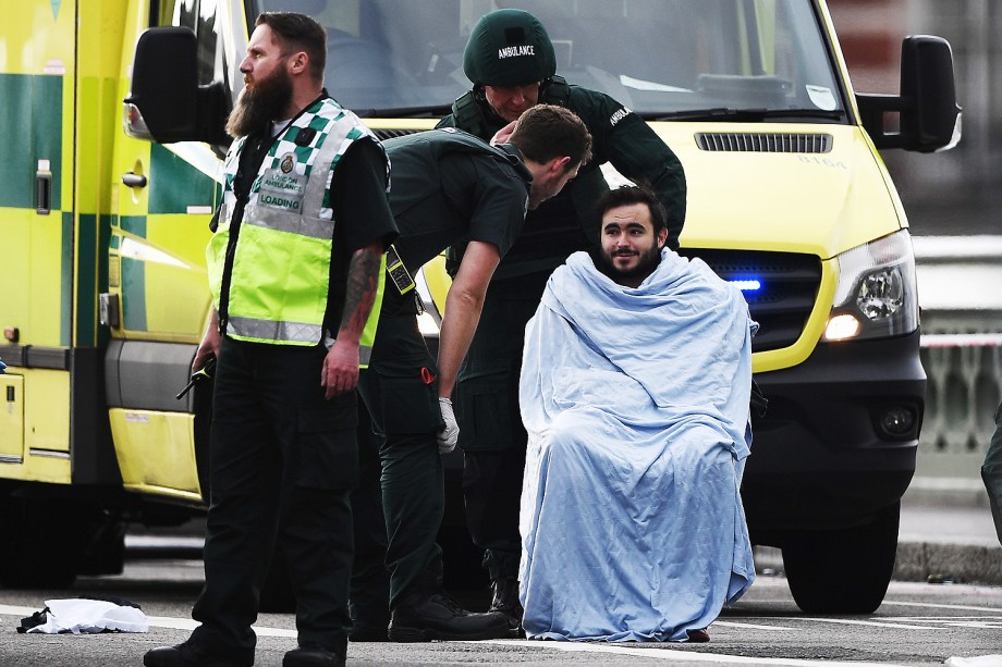 Paramédicos atendem uma pessoa ferida após incidente com tiros na ponte de Westminster em Londres - 22/03/2017