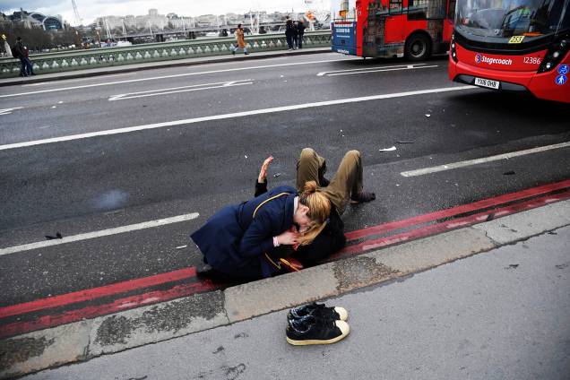 Mulher recebe ajuda após ser atingida por disparos em Londres nesta quarta-feira (22)