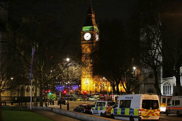 Polícia isola a área após incidente com tiros nos arredores do Parlamento em Londres - 22/03/2017