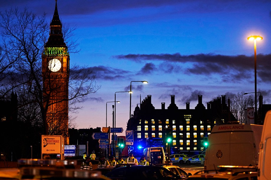 British police officers work on Westminster Bridge, adjacent to the Houses of Parliament in Westminster, central London on March 22, 2017, in the aftermath of a terror incident.
Three people were killed and 20 injured in a "terrorist" attack outside the British parliament Wednesday when a man mowed down pedestrians, then stabbed a police officer before being shot dead. The car struck pedestrians on Westminster Bridge, a popular spot with tourists because of its views of Big Ben, before crashing into the railings outside the heavily guarded parliament building in the heart of the British capital. / AFP PHOTO / Niklas HALLE'N