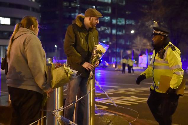 Pessoas deixam flores nos arredores do Parlamento em Londres após incidente com tiros - 22/03/2017