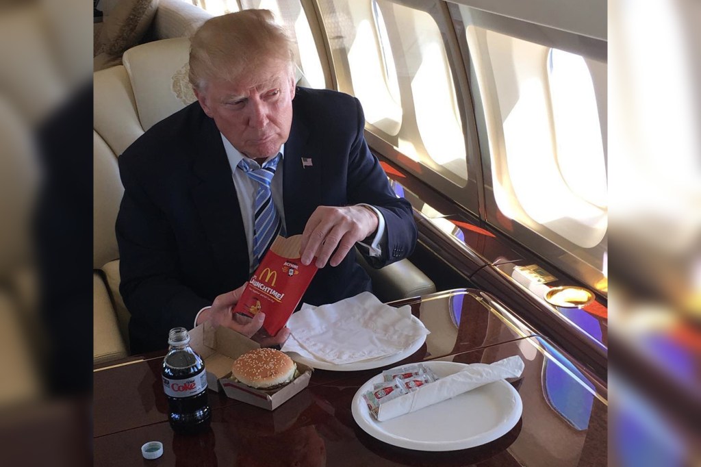 Donald Trump posta foto comendo um sanduíche do McDonald's