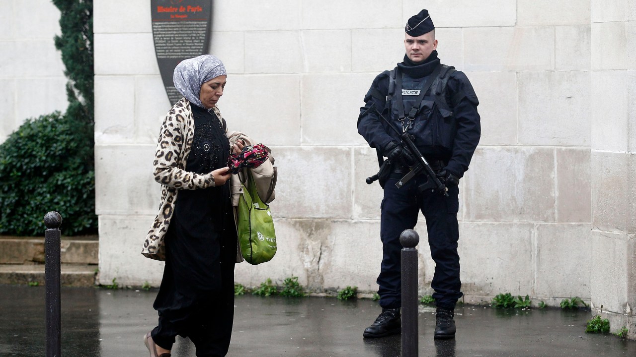Mulher muçulmana em Paris
