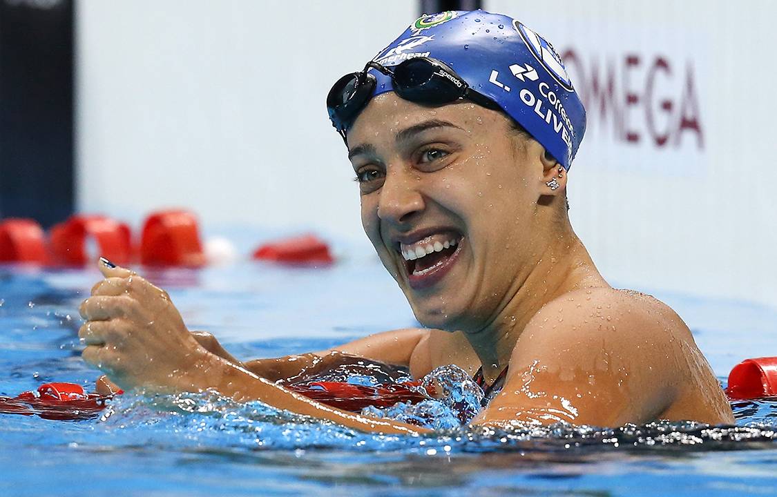 Larissa Oliveira comemora vitória em prova de 200 metros, no Estádio Aquático Maria Lenk, Rio de Janeiro
