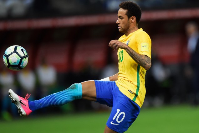 Neymar domina a bola durante partida contra o Paraguai no Itaquerão