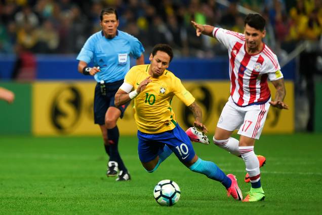 Neymar é marcado de perto pela defesa do Paraguai Neymar é marcado de perto pela defesa do Paraguai