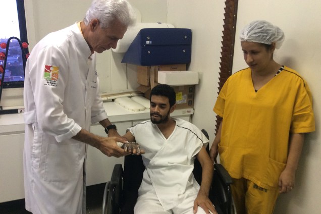 O coordenador da pesquisa, Edmar Maciel, e um dos pacientes que recebeu tratamento com pele de tilápia, Josué Bezerra Jr.