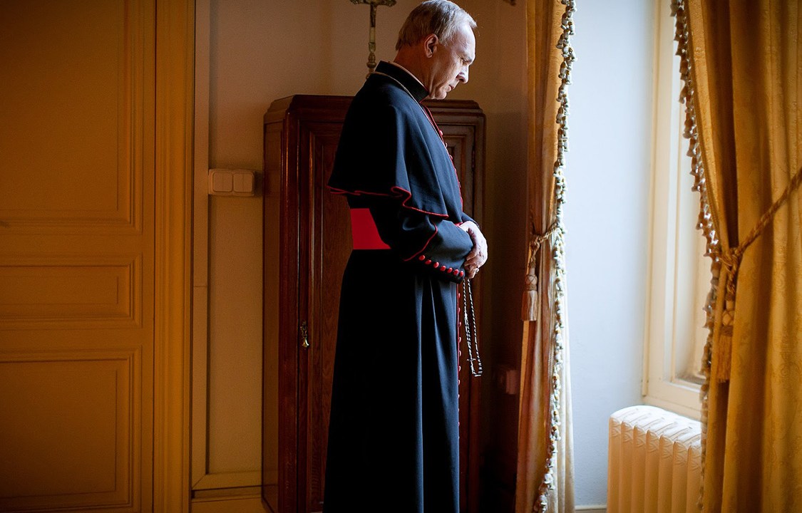 Darío Grandinetti como Bergoglio no filme 'Papa Francisco, Conquistando Corações'