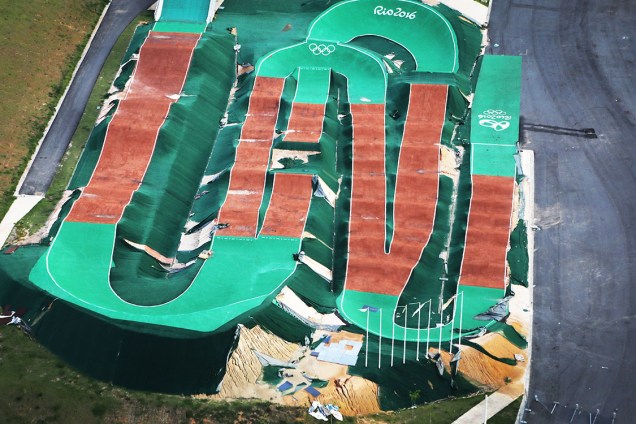 Vista aérea do circuito de BMX da Rio 2016, abandonado 7 meses após os jogos