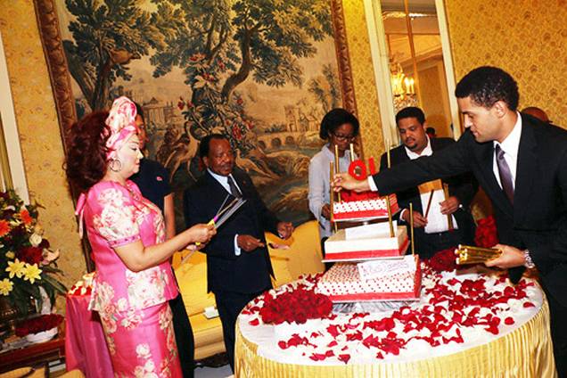Paul Biya, presidente de Camarões, durante seu aniversário com os filhos Franck, Anastasia Brenda, Paul Biya Jr., e a esposa, Chantal