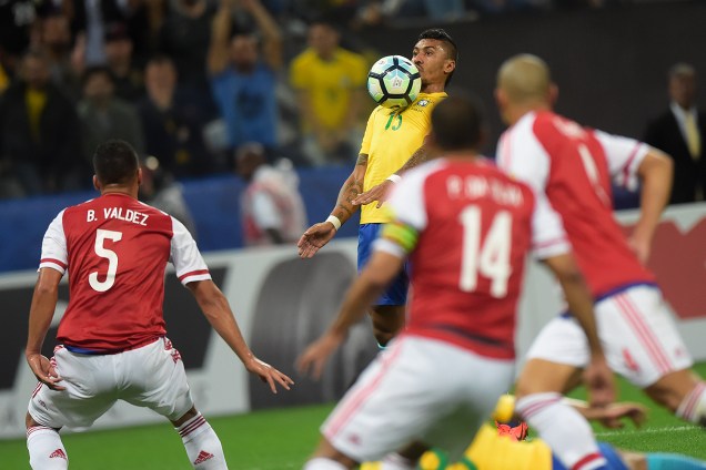 Paulinho domina a bola durante partida contra o Paraguai