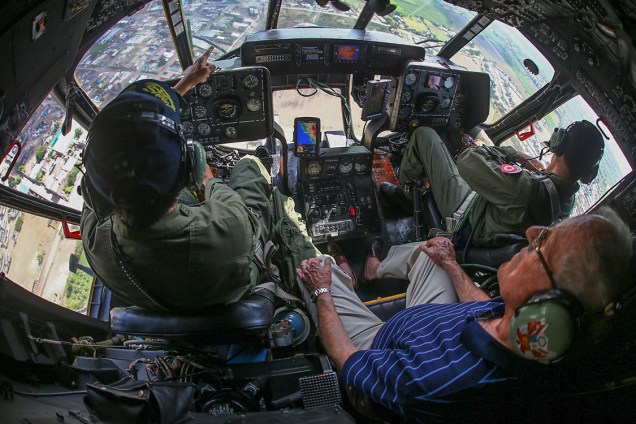 O presidente do Peru, Pedro Pablo Kuczynski, observa de um helicóptero as enchentes na cidade de Trujillo, no Peru