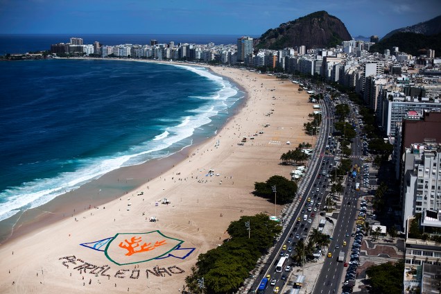 Voluntários do Greenpeace realizam ato em defesa dos corais da Amazônia e a exploração petrolífera na região, na praia de Copacabana, no Rio de Janeiro - 29/03/2017