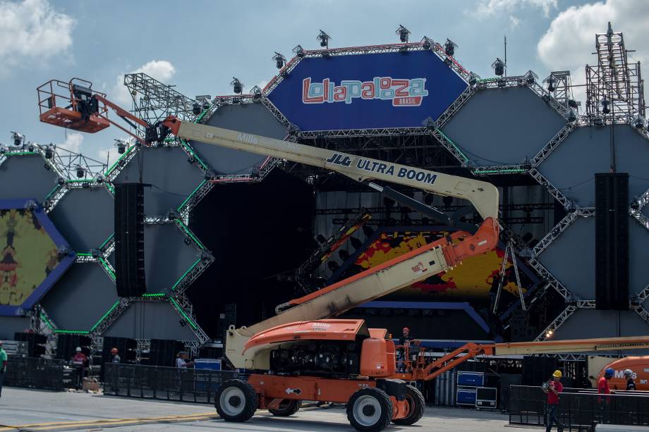 Últimos preparativos para o Lollapalooza 2017 no autódromo de Interlagos, Zona Sul de São Paulo