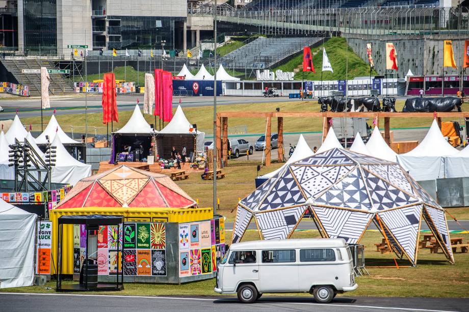 Últimos preparativos para o Lollapalooza 2017 no autódromo de Interlagos, Zona Sul de São Paulo
